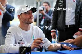 Valtteri Bottas (FIN) Mercedes AMG F1 signs autographs for the fans. 10.10.2019. Formula 1 World Championship, Rd 17, Japanese Grand Prix, Suzuka, Japan, Preparation Day.