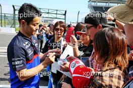 Naoki Yamamoto (JPN) Scuderia Toro Rosso with fans. 10.10.2019. Formula 1 World Championship, Rd 17, Japanese Grand Prix, Suzuka, Japan, Preparation Day.