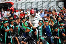 Circuit atmosphere - Young Mercedes AMG F1 fans dance in the pit lane. 10.10.2019. Formula 1 World Championship, Rd 17, Japanese Grand Prix, Suzuka, Japan, Preparation Day.