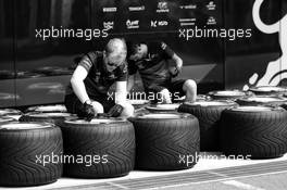 Scuderia Toro Rosso mechanics with Pirelli tyres. 10.10.2019. Formula 1 World Championship, Rd 17, Japanese Grand Prix, Suzuka, Japan, Preparation Day.