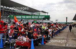 Circuit atmosphere - fans in the pit lane. 10.10.2019. Formula 1 World Championship, Rd 17, Japanese Grand Prix, Suzuka, Japan, Preparation Day.
