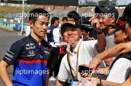 Naoki Yamamoto (JPN) Scuderia Toro Rosso with fans. 10.10.2019. Formula 1 World Championship, Rd 17, Japanese Grand Prix, Suzuka, Japan, Preparation Day.
