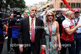 Chase Carey (USA) Formula One Group Chairman on the grid with his wife Wendy Carey (USA). 26.05.2019. Formula 1 World Championship, Rd 6, Monaco Grand Prix, Monte Carlo, Monaco, Race Day.