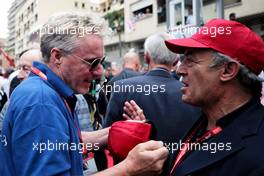 (L to R): Eddie Irvine (GBR) with Jean Alesi (FRA) on the grid. 26.05.2019. Formula 1 World Championship, Rd 6, Monaco Grand Prix, Monte Carlo, Monaco, Race Day.
