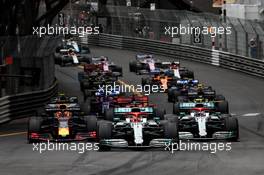 Lewis Hamilton (GBR) Mercedes AMG F1 W10 leads at the start of the race. 26.05.2019. Formula 1 World Championship, Rd 6, Monaco Grand Prix, Monte Carlo, Monaco, Race Day.