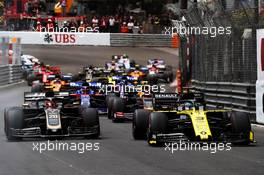 Daniel Ricciardo (AUS) Renault F1 Team RS19 and Kevin Magnussen (DEN) Haas VF-19 at the start of the race. 26.05.2019. Formula 1 World Championship, Rd 6, Monaco Grand Prix, Monte Carlo, Monaco, Race Day.