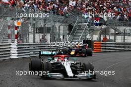 Lewis Hamilton (GBR) Mercedes AMG F1 W10 leadss Max Verstappen (NLD) Red Bull Racing RB15. 26.05.2019. Formula 1 World Championship, Rd 6, Monaco Grand Prix, Monte Carlo, Monaco, Race Day.