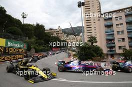 Nico Hulkenberg (GER) Renault Sport F1 Team RS19 and Alexander Albon (THA) Scuderia Toro Rosso STR14. 26.05.2019. Formula 1 World Championship, Rd 6, Monaco Grand Prix, Monte Carlo, Monaco, Race Day.