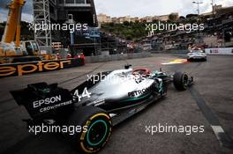Lewis Hamilton (GBR) Mercedes AMG F1 W10 leads behind the FIA Safety Car. 26.05.2019. Formula 1 World Championship, Rd 6, Monaco Grand Prix, Monte Carlo, Monaco, Race Day.