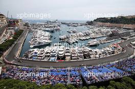 Lewis Hamilton (GBR) Mercedes AMG F1 W10 and Daniel Ricciardo (AUS) Renault F1 Team RS19. 25.05.2019. Formula 1 World Championship, Rd 6, Monaco Grand Prix, Monte Carlo, Monaco, Qualifying Day.