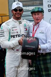 Lewis Hamilton (GBR) Mercedes AMG F1 receives the Pirelli Pole Position award from Jackie Stewart (GBR) in qualifying parc ferme. 25.05.2019. Formula 1 World Championship, Rd 6, Monaco Grand Prix, Monte Carlo, Monaco, Qualifying Day.