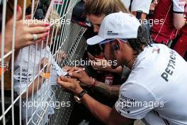 Lewis Hamilton (GBR) Mercedes AMG F1 signs autographs for the fans. 26.05.2019. Formula 1 World Championship, Rd 6, Monaco Grand Prix, Monte Carlo, Monaco, Race Day.