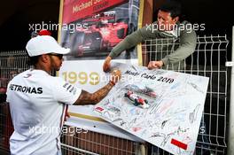 Lewis Hamilton (GBR) Mercedes AMG F1 signs autographs for the fans. 26.05.2019. Formula 1 World Championship, Rd 6, Monaco Grand Prix, Monte Carlo, Monaco, Race Day.