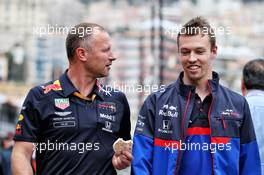 (L to R): Ole Schack (DEN) Red Bull Racing Mechanic with Daniil Kvyat (RUS) Scuderia Toro Rosso. 22.05.2019. Formula 1 World Championship, Rd 6, Monaco Grand Prix, Monte Carlo, Monaco, Preparation Day.