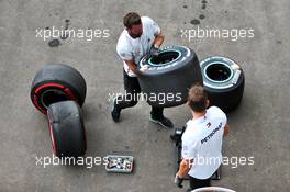 Mercedes AMG F1 mechanics with Pirelli tyres. 25.10.2019. Formula 1 World Championship, Rd 18, Mexican Grand Prix, Mexico City, Mexico, Practice Day.