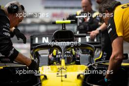 Nico Hulkenberg (GER) Renault F1 Team RS19 on the grid. 27.10.2019. Formula 1 World Championship, Rd 18, Mexican Grand Prix, Mexico City, Mexico, Race Day.