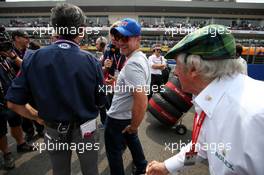 Rubens Barrichello (BRA) and Jackie Stewart (GBR) on the grid. 27.10.2019. Formula 1 World Championship, Rd 18, Mexican Grand Prix, Mexico City, Mexico, Race Day.
