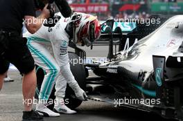 Lewis Hamilton (GBR) Mercedes AMG F1 W10 checking out damage to his car. 27.10.2019. Formula 1 World Championship, Rd 18, Mexican Grand Prix, Mexico City, Mexico, Race Day.