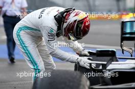 Lewis Hamilton (GBR) Mercedes AMG F1 W10 chekcing his tyre. 27.10.2019. Formula 1 World Championship, Rd 18, Mexican Grand Prix, Mexico City, Mexico, Race Day.