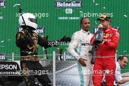 Mario Achi (MEX) with Sebastian Vettel (GER) Ferrari SF90 and Lewis Hamilton (GBR) Mercedes AMG F1 W10  27.10.2019. Formula 1 World Championship, Rd 18, Mexican Grand Prix, Mexico City, Mexico, Race Day.