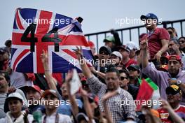 Lewis Hamilton (GBR) Mercedes AMG F1 fans in the grandstand.                                27.10.2019. Formula 1 World Championship, Rd 18, Mexican Grand Prix, Mexico City, Mexico, Race Day.