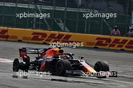Max Verstappen (NLD) Red Bull Racing RB15 with a punctured rear wheel. 27.10.2019. Formula 1 World Championship, Rd 18, Mexican Grand Prix, Mexico City, Mexico, Race Day.