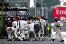 Alfa Romeo Racing mechanic during pitstop 27.10.2019. Formula 1 World Championship, Rd 18, Mexican Grand Prix, Mexico City, Mexico, Race Day.