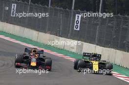 Max Verstappen (NLD) Red Bull Racing RB15 and Nico Hulkenberg (GER) Renault Sport F1 Team RS19. 27.10.2019. Formula 1 World Championship, Rd 18, Mexican Grand Prix, Mexico City, Mexico, Race Day.