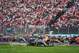 Lewis Hamilton (GBR) Mercedes AMG F1 W10 runs wide at the start of the race.  27.10.2019. Formula 1 World Championship, Rd 18, Mexican Grand Prix, Mexico City, Mexico, Race Day.