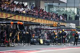 Nico Hulkenberg (GER) Renault F1 Team RS19 makes a pit stop. 27.10.2019. Formula 1 World Championship, Rd 18, Mexican Grand Prix, Mexico City, Mexico, Race Day.
