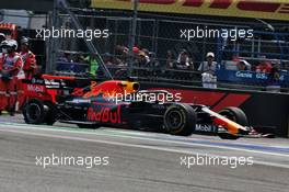 Max Verstappen (NLD) Red Bull Racing RB15 with a punctured rear wheel. 27.10.2019. Formula 1 World Championship, Rd 18, Mexican Grand Prix, Mexico City, Mexico, Race Day.