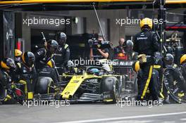 Daniel Ricciardo (AUS) Renault F1 Team RS19 makes a pit stop. 27.10.2019. Formula 1 World Championship, Rd 18, Mexican Grand Prix, Mexico City, Mexico, Race Day.