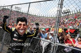 Circuit atmosphere - Daniel Ricciardo (AUS) Renault F1 Team caricature with fans in the grandstand. 26.10.2019. Formula 1 World Championship, Rd 18, Mexican Grand Prix, Mexico City, Mexico, Qualifying Day.