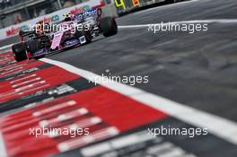 Lawrence Stroll (CDN) Racing Point F1 Team Investor and Max Verstappen (NLD) Red Bull Racing RB15 in the pits. 26.10.2019. Formula 1 World Championship, Rd 18, Mexican Grand Prix, Mexico City, Mexico, Qualifying Day.