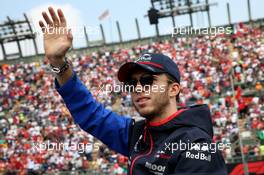 Pierre Gasly (FRA) Scuderia Toro Rosso on the drivers parade. 27.10.2019. Formula 1 World Championship, Rd 18, Mexican Grand Prix, Mexico City, Mexico, Race Day.