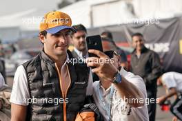 Carlos Sainz Jr (ESP) McLaren with fans.                                27.10.2019. Formula 1 World Championship, Rd 18, Mexican Grand Prix, Mexico City, Mexico, Race Day.