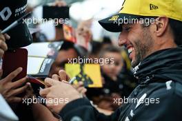 Daniel Ricciardo (AUS) Renault F1 Team signs autographs for the fans.                                24.10.2019. Formula 1 World Championship, Rd 18, Mexican Grand Prix, Mexico City, Mexico, Preparation Day.