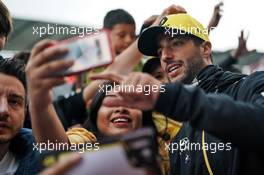 Daniel Ricciardo (AUS) Renault F1 Team with fans.                                24.10.2019. Formula 1 World Championship, Rd 18, Mexican Grand Prix, Mexico City, Mexico, Preparation Day.