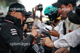 Valtteri Bottas (FIN) Mercedes AMG F1 signs autographs for the fans.                                24.10.2019. Formula 1 World Championship, Rd 18, Mexican Grand Prix, Mexico City, Mexico, Preparation Day.
