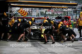 Daniel Ricciardo (AUS) Renault F1 Team RS19 practices a pit stop. 27.09.2019. Formula 1 World Championship, Rd 16, Russian Grand Prix, Sochi Autodrom, Sochi, Russia, Practice Day.