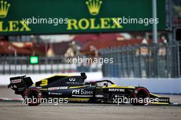 Daniel Ricciardo (AUS) Renault F1 Team RS19 spun in the first practice session. 27.09.2019. Formula 1 World Championship, Rd 16, Russian Grand Prix, Sochi Autodrom, Sochi, Russia, Practice Day.
