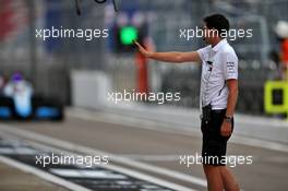 Mercedes AMG F1 mechanic in the pits. 27.09.2019. Formula 1 World Championship, Rd 16, Russian Grand Prix, Sochi Autodrom, Sochi, Russia, Practice Day.