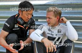 Kevin Magnussen (DEN) Haas F1 Team with Ayao Komatsu (JPN) Haas F1 Team Race Engineer on the grid. 29.09.2019. Formula 1 World Championship, Rd 16, Russian Grand Prix, Sochi Autodrom, Sochi, Russia, Race Day.