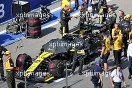 Nico Hulkenberg (GER) Renault F1 Team RS19 on the grid. 29.09.2019. Formula 1 World Championship, Rd 16, Russian Grand Prix, Sochi Autodrom, Sochi, Russia, Race Day.
