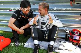Kevin Magnussen (DEN) Haas F1 Team with Ayao Komatsu (JPN) Haas F1 Team Race Engineer on the grid. 29.09.2019. Formula 1 World Championship, Rd 16, Russian Grand Prix, Sochi Autodrom, Sochi, Russia, Race Day.
