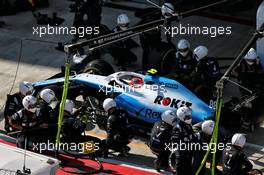 Robert Kubica (POL) Williams Racing FW42 makes a pit stop. 29.09.2019. Formula 1 World Championship, Rd 16, Russian Grand Prix, Sochi Autodrom, Sochi, Russia, Race Day.