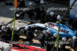 Robert Kubica (POL) Williams Racing FW42 makes a pit stop. 29.09.2019. Formula 1 World Championship, Rd 16, Russian Grand Prix, Sochi Autodrom, Sochi, Russia, Race Day.