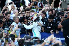 Lewis Hamilton (GBR) Mercedes AMG F1 W10 celebrates with the team. 29.09.2019. Formula 1 World Championship, Rd 16, Russian Grand Prix, Sochi Autodrom, Sochi, Russia, Race Day.