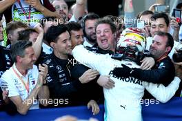 Lewis Hamilton (GBR) Mercedes AMG F1 W10 celebrates with the team. 29.09.2019. Formula 1 World Championship, Rd 16, Russian Grand Prix, Sochi Autodrom, Sochi, Russia, Race Day.