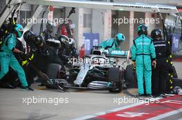 Lewis Hamilton (GBR) Mercedes AMG F1 W10 pit stop. 29.09.2019. Formula 1 World Championship, Rd 16, Russian Grand Prix, Sochi Autodrom, Sochi, Russia, Race Day.